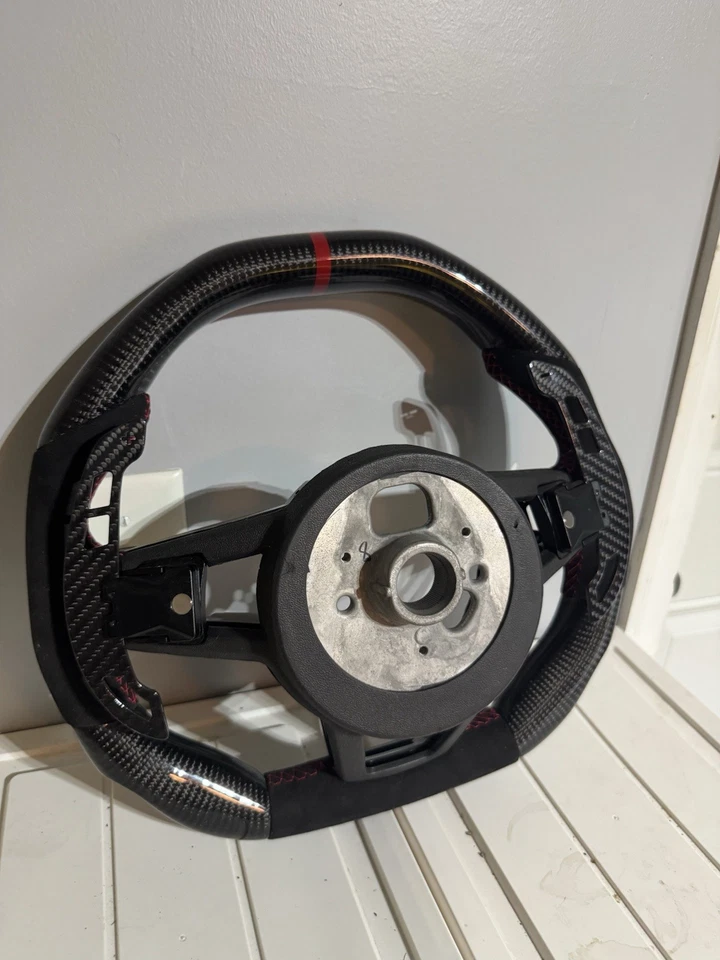 Volante de fibra de carbono real apto para Audi R8 TT TTS TTRS 2016-2023 costuras rojas Foto 2 de 2