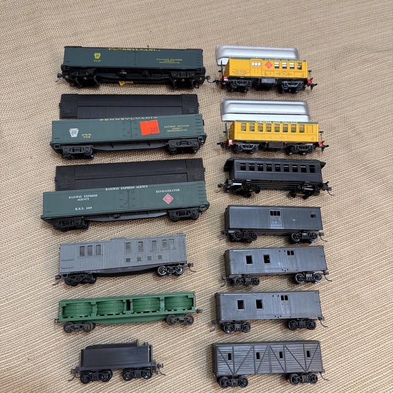 Ho Scale Model Train Lot Of 13 Mixed Cars Passenger Reefer Kit Parts Repair 
