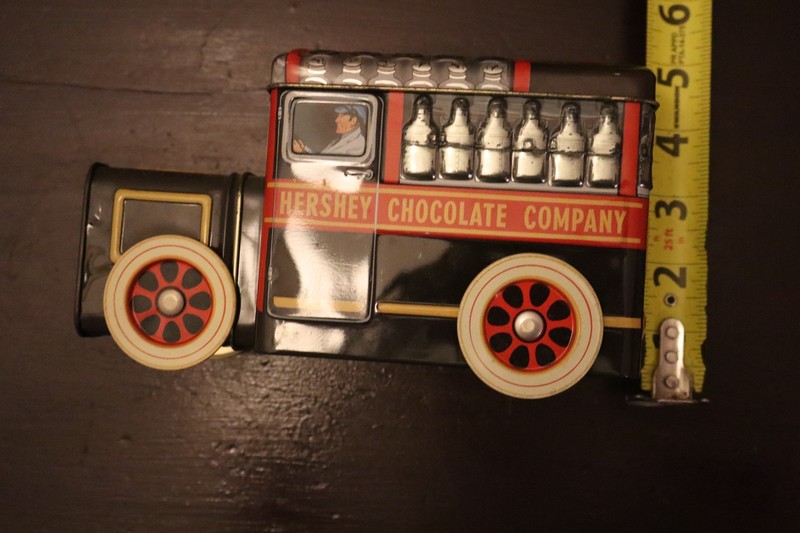 Hershey's chocolate 2000 holiday  candy truck series canister  1