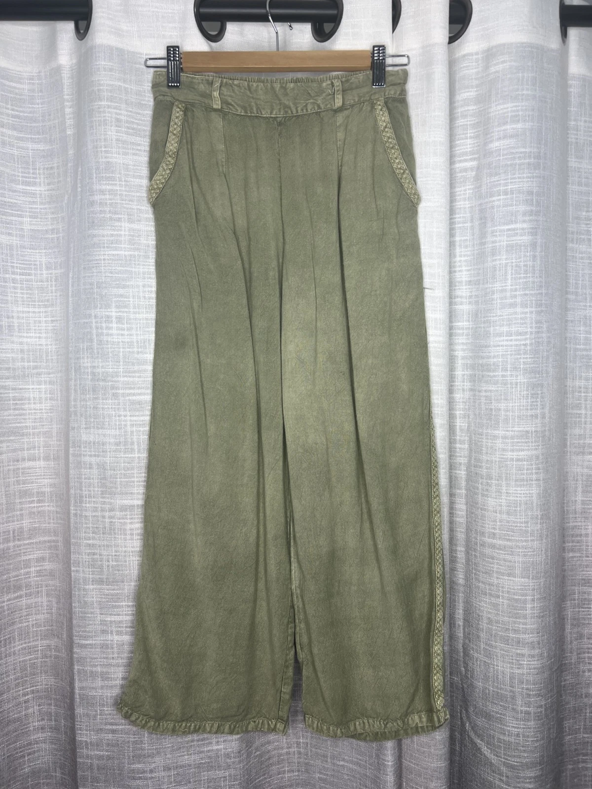Solitaire Green Capri Pants