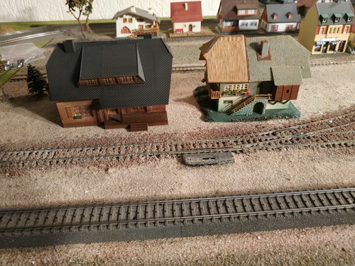 FALLER, TWO HAND PAINTED CHALETS FOR DIORAMAS, SCALE HO - Picture 7 of 11