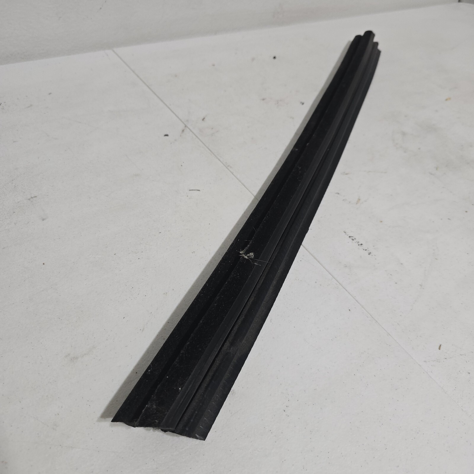 04-08 PONTIAC GRAND PRIX FRONT RIGHT INTERIOR DOOR LOWER WINDOW SEAL STRIP OEM