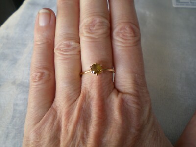 Ambilobe Sphene Rundring, 1,02 Karat, Größe P/Q, 1,84 Gramm 9K Gelbgold
