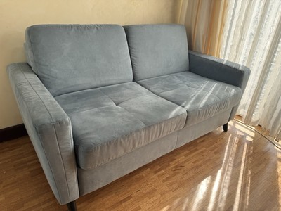 Blaues Sofa, gebraucht, in sehr gutem Zustand. Kleine Flecken, quietscht leicht.