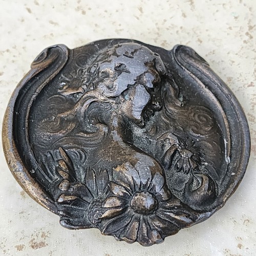 Vintage SCHNALLE JUGENDSTIL DAMENBÜSTE AUSGEFALLENES FLORALES DESIGN 2,5" X 2,5" - Bild 2 von 4