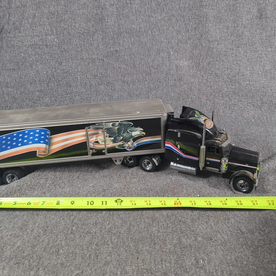 1/32 Franklin Mint Peterbilt Truck & Refrigerated Trailer Die-Cast Model 379 - Image 3 of 4