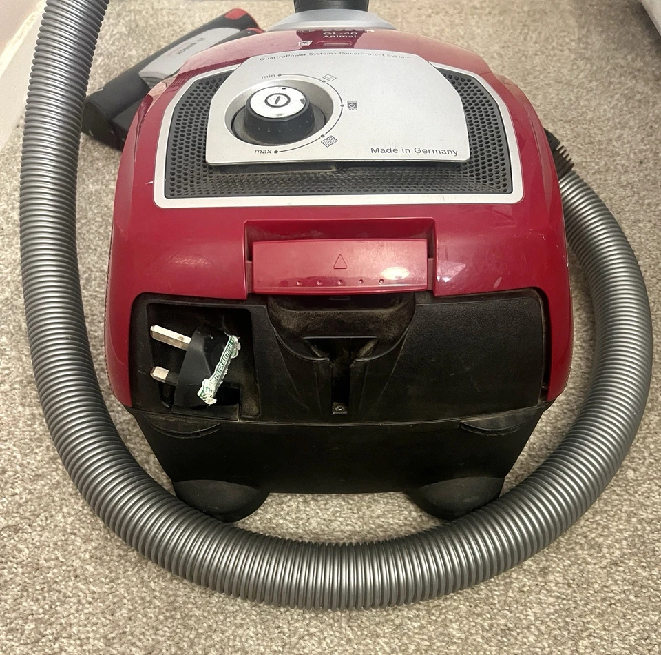 Bosch BGL4PETGB Animal GL-40 Vacuum Cleaner 4L Red 240V Compact Made In Germany - Image 3 of 4