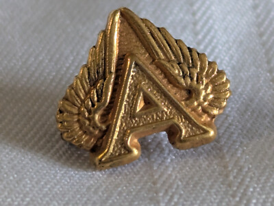 Flying Aces outstretched wings pin .5'' across yellow gold