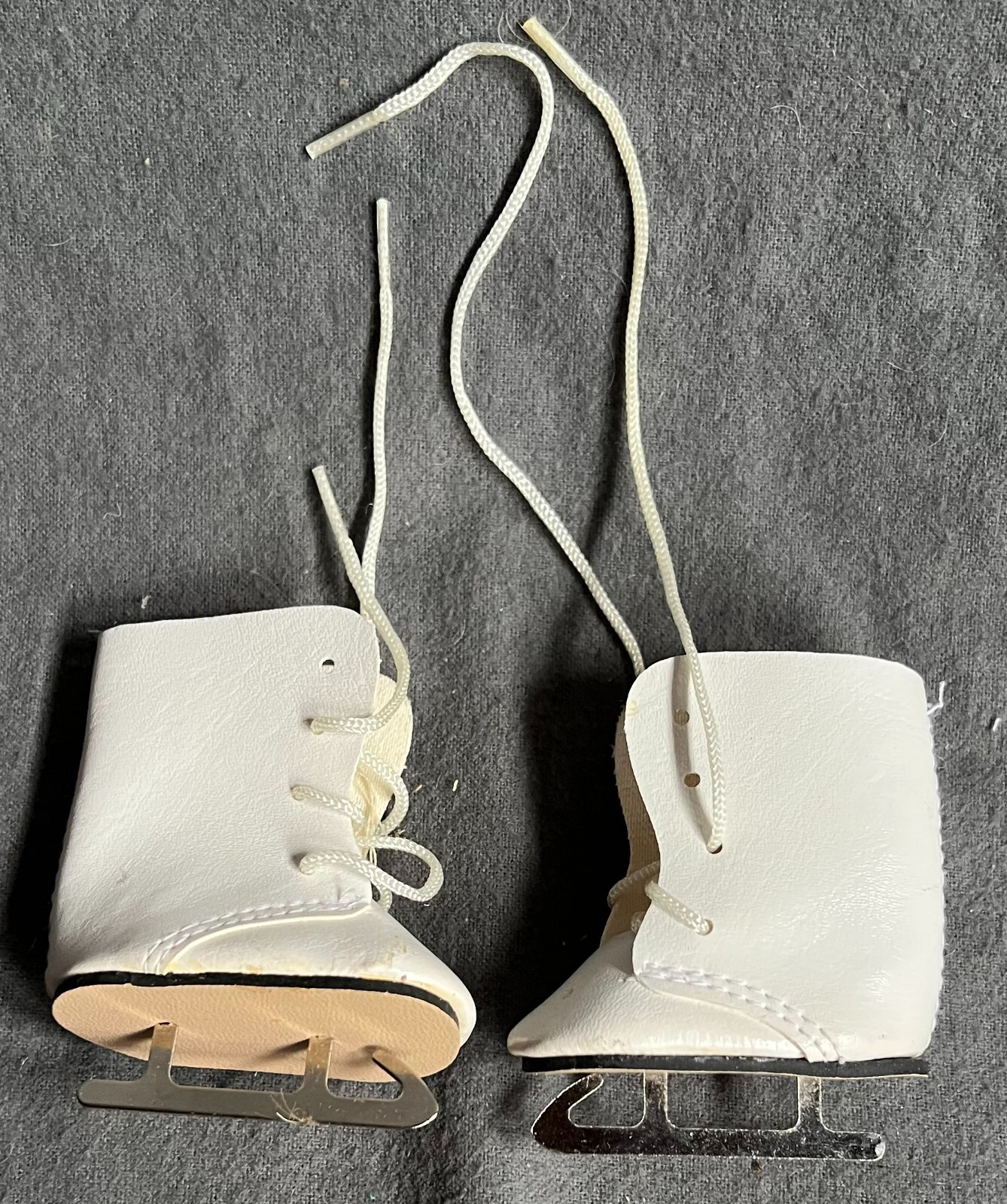 Faux Leather Measuring: 2 1/4" X 1 1/4" X 2 1/2"