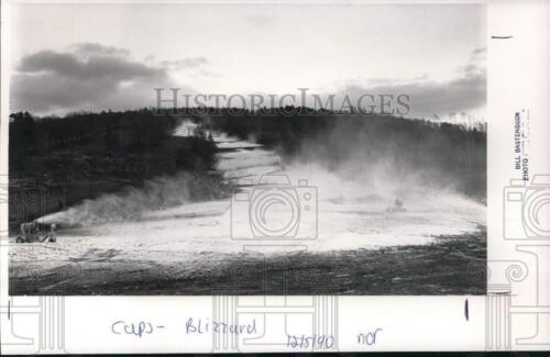 1990 Press Photo Blizzard Machine at Mohawk Mountain Ski Resort, Cornwall - Picture 1 of 2