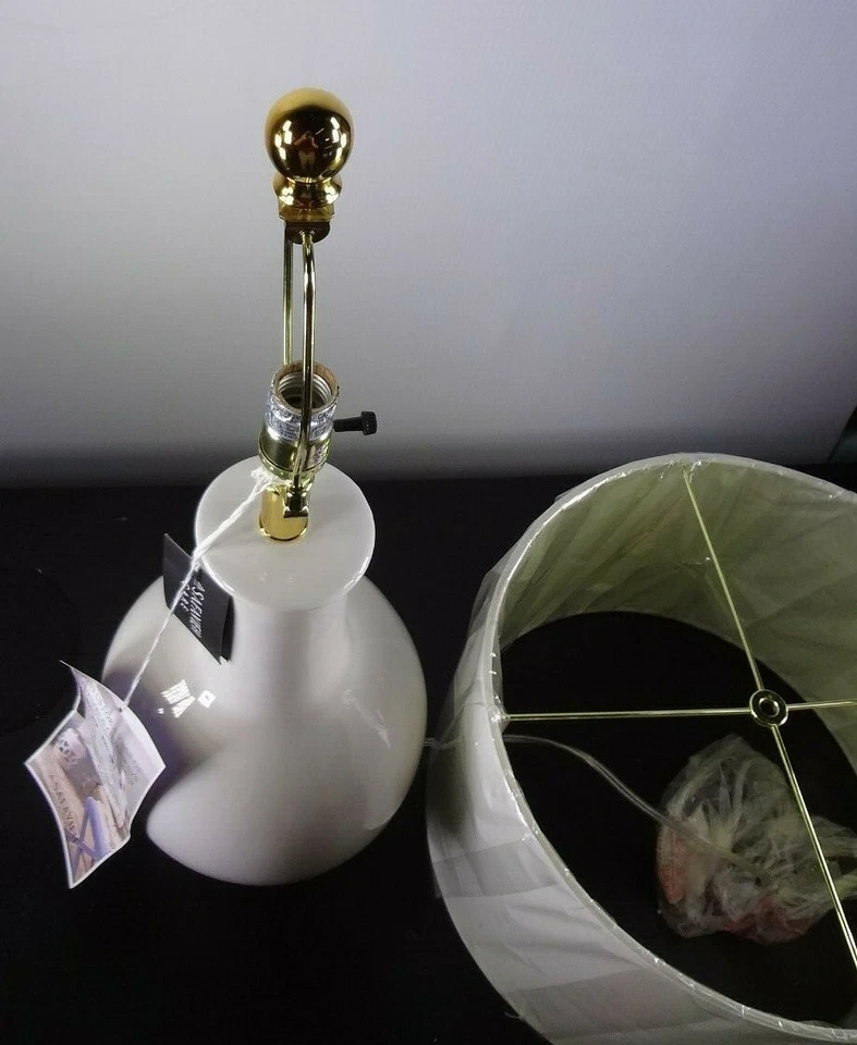 Lámpara de mesa jarrón Safavieh LIT4024A blanca de una sola luz 27-1/2" de alto con C (B-51A) Foto 4 de 4