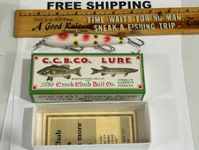 CREEK CHUB 1999 C.C.B.Co,700 Pikie Box & Papers NIB FISHING LURE STRAWBERRY READ