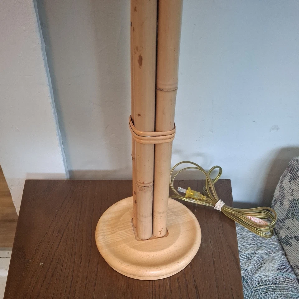 Lámpara de mesa vintage de bambú Tiki Bar hombre cueva Foto 2 de 4