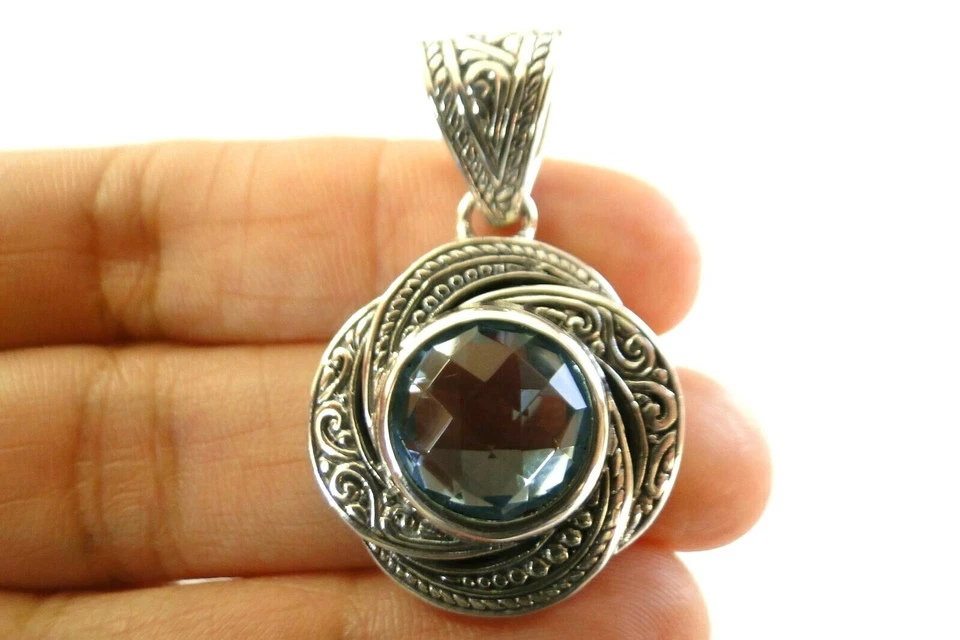 Colgante solitario de topacio azul ornamentado balinés de plata de ley 925 Foto 2 de 4