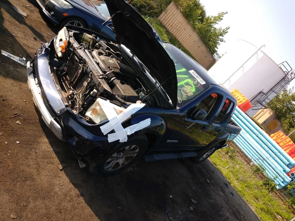 Conjunto de puerta delantera izquierda usado se adapta a: Suzuki Equator 2009 sin moldura lateral de carrocería Foto 2 de 4