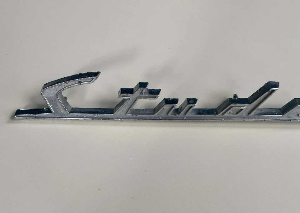DE COLECCIÓN STUDEBAKER HOOD SCRIPT EMBLEMA, 9 1/4" X 1" Foto 2 de 4