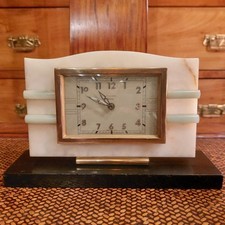 Art Deco Kaminuhr.                           B.Sockel 22cm/T.6cm/H.13cm