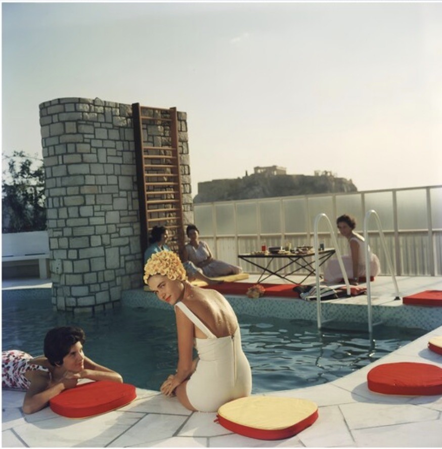 Póster pequeño Slim Aarons Penthouse Pool sin marco