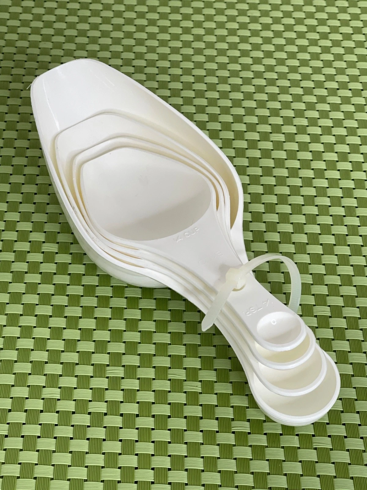 Vintage EKCO White Plastic Set of 4 Measuring Cups Scoops with Spoons Combo