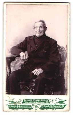 Fotografie Theodor Wenzel, Berlin, Andreasstraße 28, Älterer Herr auf kunstvoll 