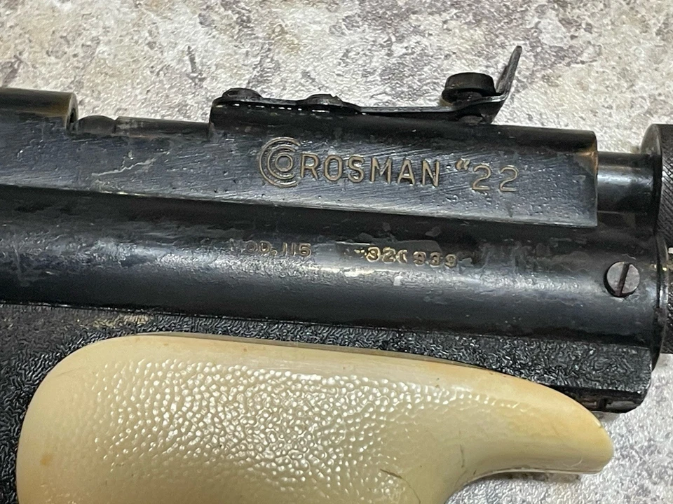 De colección. Pistola de aire comprimido Crosman 115, .22 agarre blanco negro craquelado sin probar Foto 3 de 4
