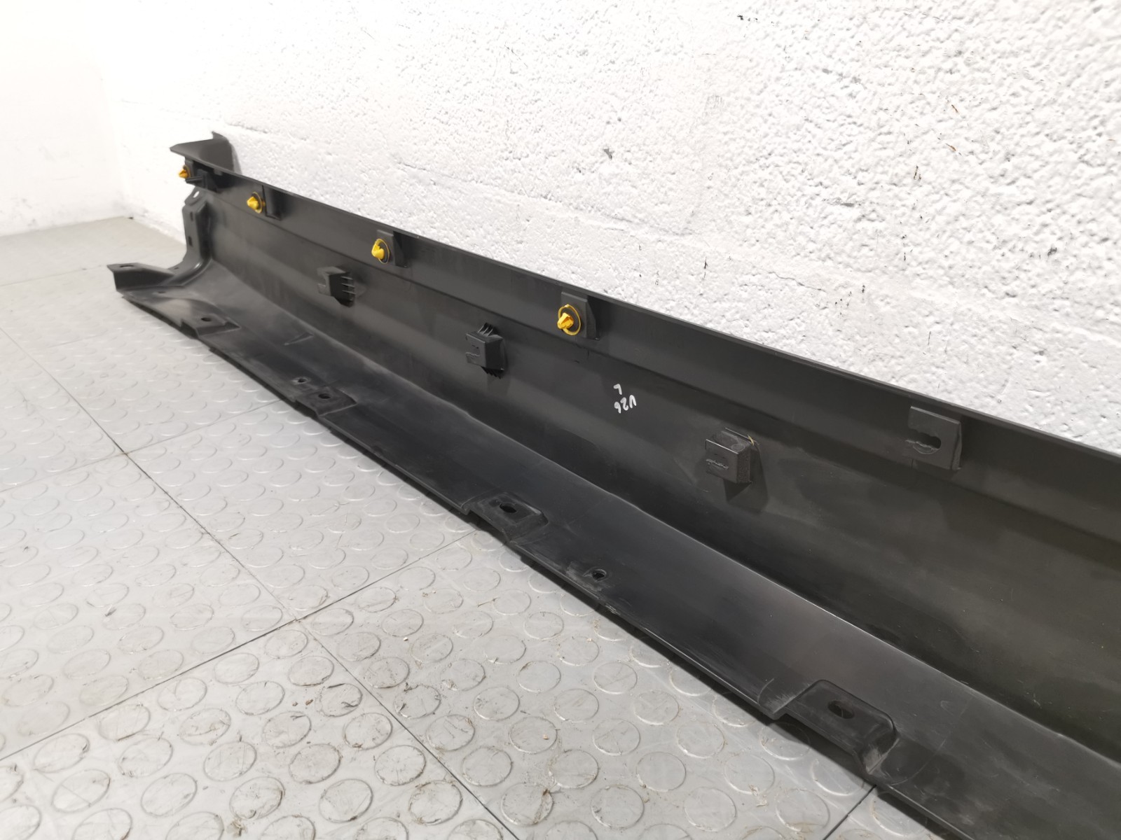 Maserati Levante 2017 AWD 3.0 Right Passenger Side Skirt Trim Moulding 670065826