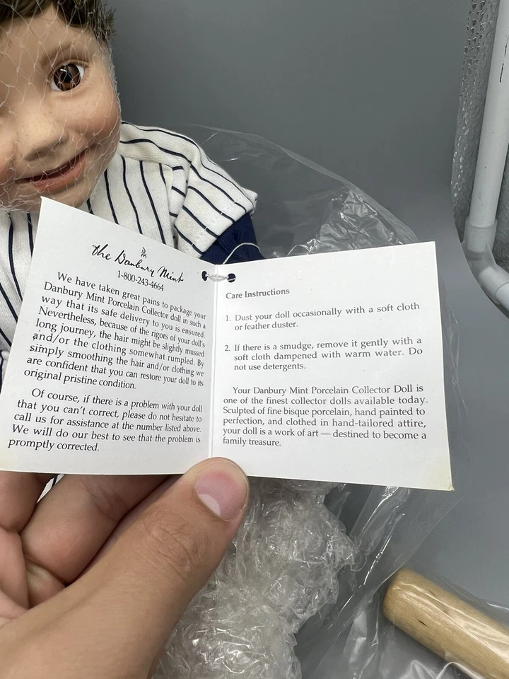 Muñeca de porcelana Tommy de los Yankees de Nueva York con bola de guante de murciélago ¡NUEVA! Foto 3 de 4