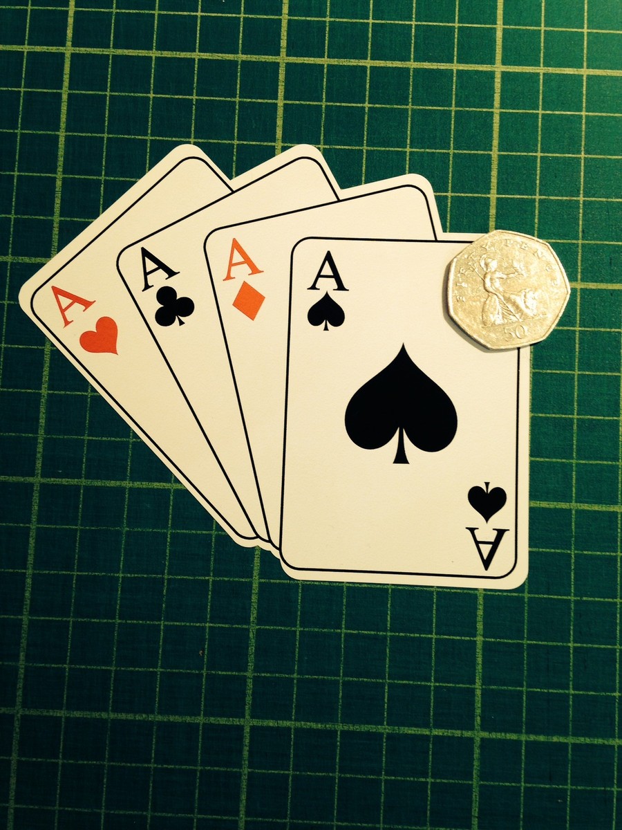 Quattro Carte Da Gioco Disposte Una Dopo L'altra Aces Poker Win Assi Forma Di Ventola Combinazione Vincente Vettore Image164191007 - Foto 8