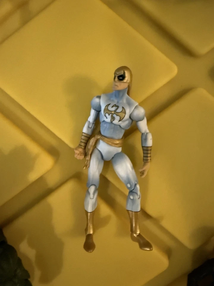 Figura de acción suelta Marvel Universe Series 4 Iron Fist New Avengers 3,75 pulgadas Foto 2 de 2