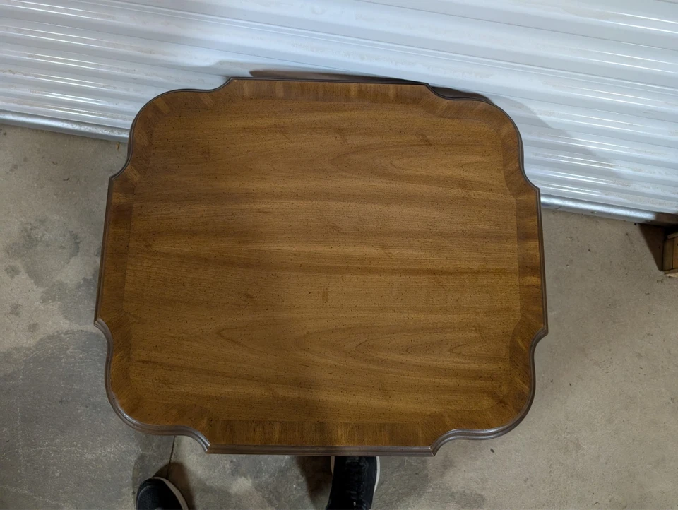 Mesa auxiliar superior con forma de mesa auxiliar de madera base X ornamentada vintage Foto 2 de 2