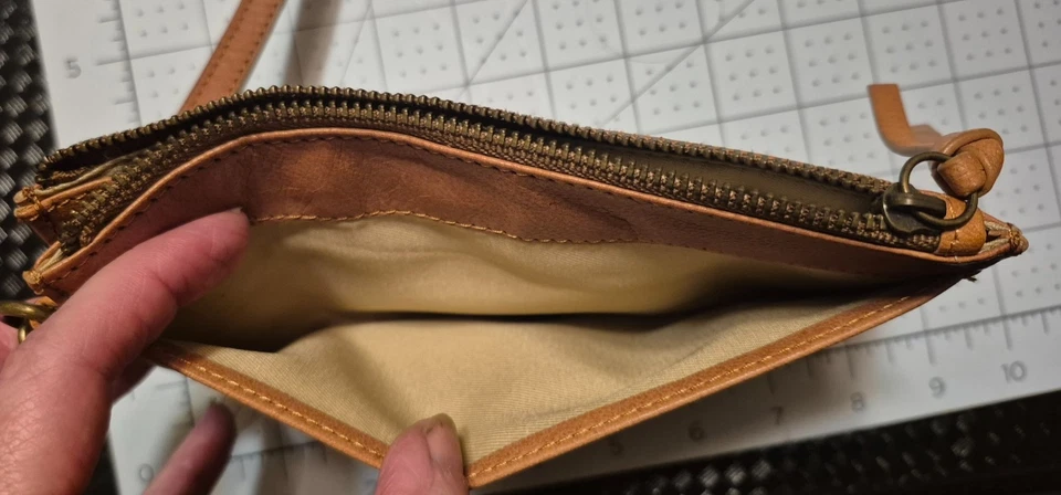 Cartera de muñeca de cuero tostado Lucky Brand - Cremallera superior, correa desmontable, logotipo en relieve Foto 3 de 4