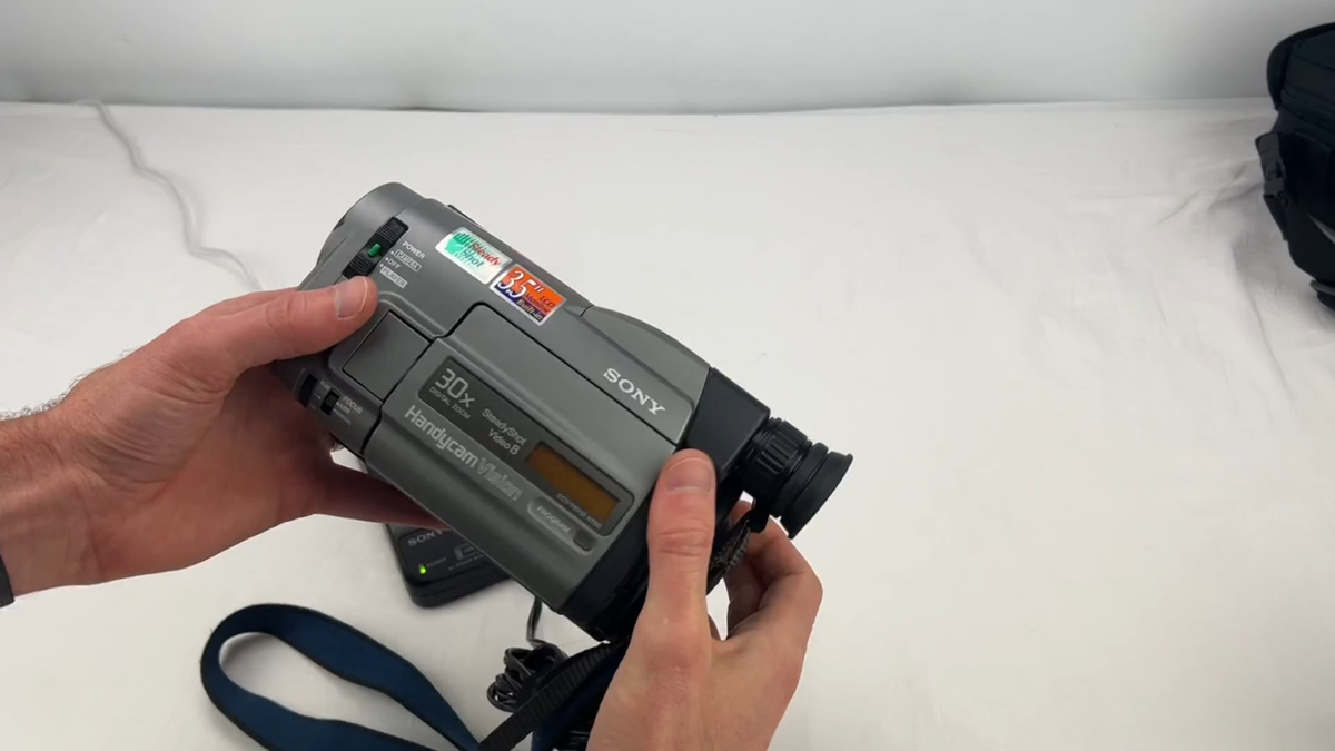 Sony CCD-TRV52 HandyCam Video Camera Recorder w/ Batteries