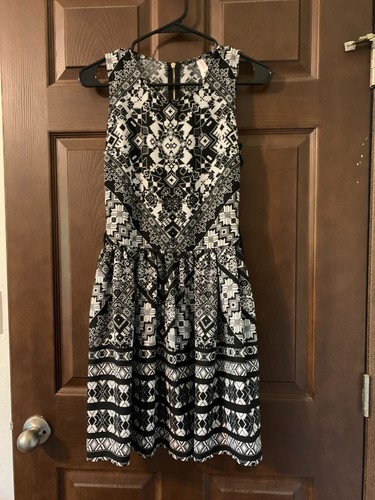 Vestido para mujer xhilaration blanco y negro sin mangas talla S - Imagen 2 de 5