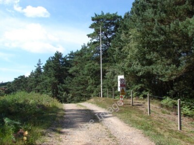 Foto 6x4 Aschenbereiche Pirbright Camp die Umkreisschiene und Fahnenmast bei L c2010
