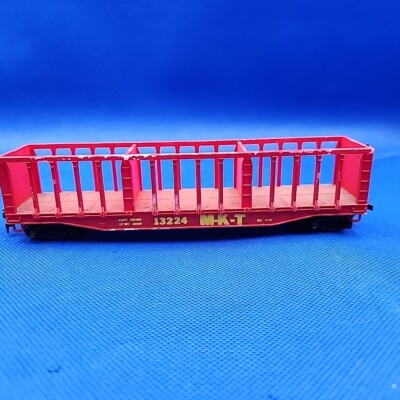 ROCO HO Scale Train Car MKT 13224 Red Flatcar w/ Rail Walls Horn