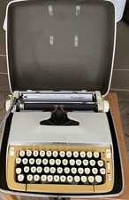 SINGER SCHOLASTIC BEIGE MANUAL TYPEWRITER AND CASE thumbnail