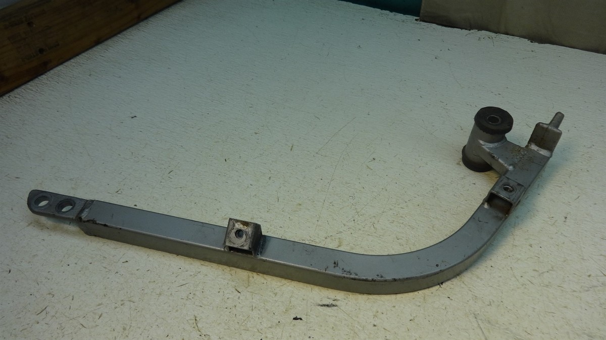 1986 Kawasaki ZX600 Ninja ZX 600 K438. lower sub frame bar
