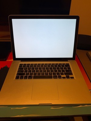 Apple MacBook Pro 15  Early 2011 (A1286)  No RAM, No HDD, GPU Failure
