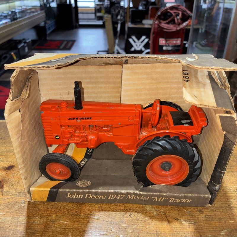 ERTL 5628 John Deere 1947 Model MI Tractor 1/16 Scale In Box