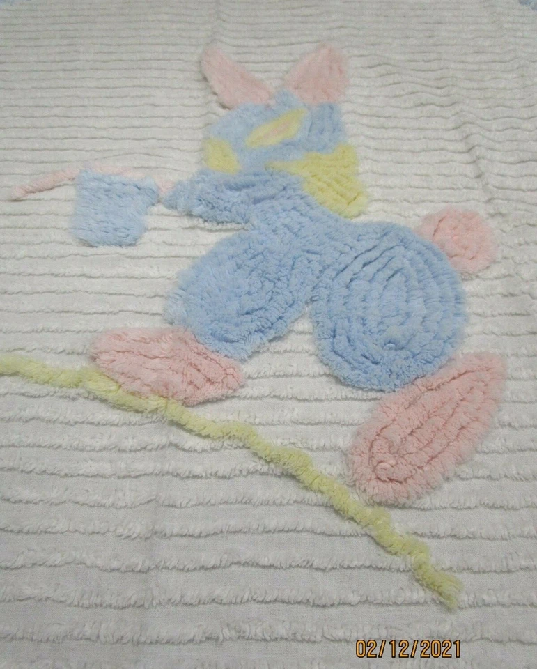 COBERTOR DE BEBÊ CHENILLE VINTAGE/Branco Espalhado com Borda Azul Coelho Rosa e Azul 60x40 - Imagem 3 de 4