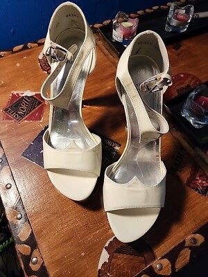 STUART WEITZMAN Dayna metallic leather platform sandals  Stuart Weitzman Cream Sandals with Silver Buckle display picture 1