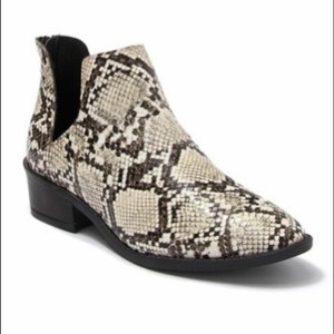 steve madden laramie suede cutout ankle boot
