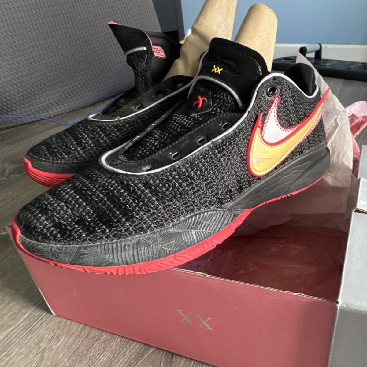シューズ(男性用) NIKE LEBRON 20 Black/University Red Nike LeBron 20 Trinity Black University Red Gold Men's Sneakers