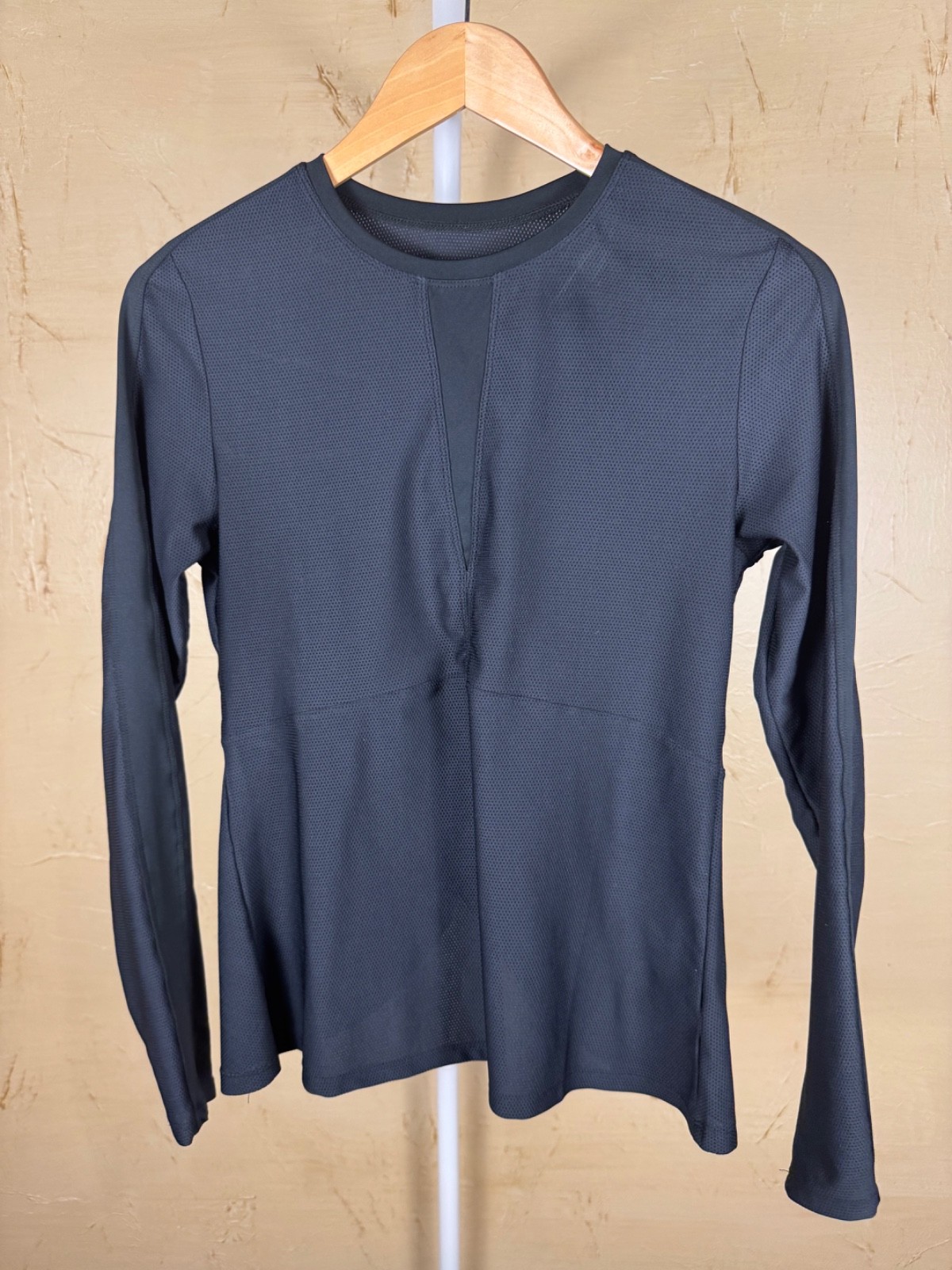 Tail Womens Ling Sleeve Top Twist Back Hip Length Size XS