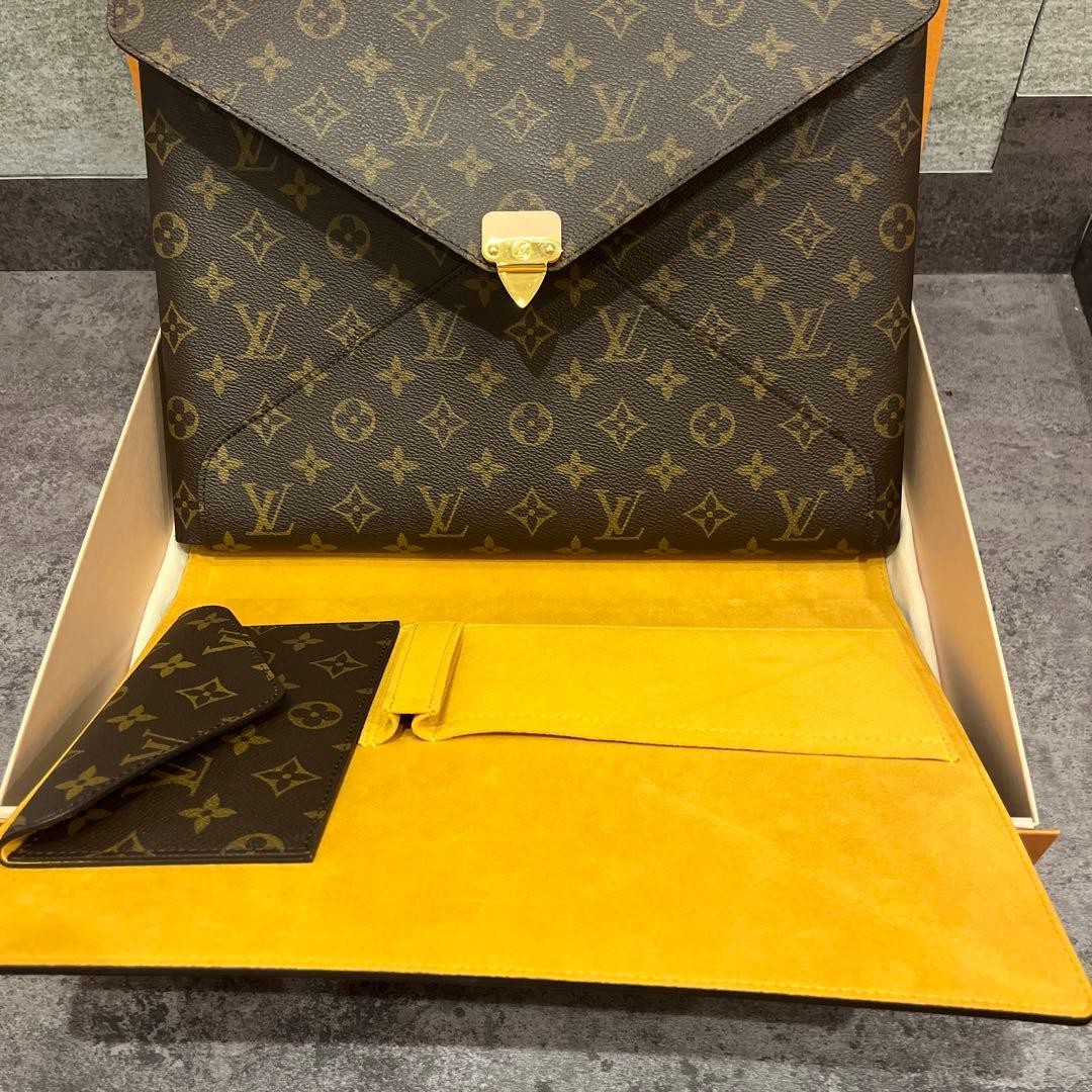 Louis Vuitton LV Monogram Folder Mark - image 9