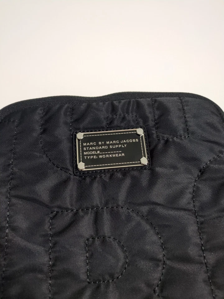 Funda técnica para tablet Marc By Marc Jacobs negra con cremallera bolsa acolchada de nailon  Foto 3 de 4