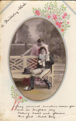 E47. Vintage Gruß Postkarte. Paar liest einen Brief.