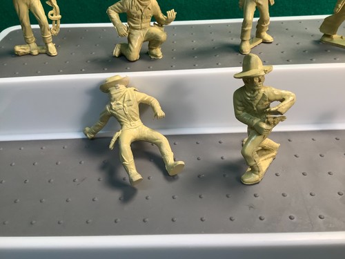 Vintage 1950s Marx Western Town Play Set Tan Vinyl Plastic 60mm Cowboys - Bild 5 von 7