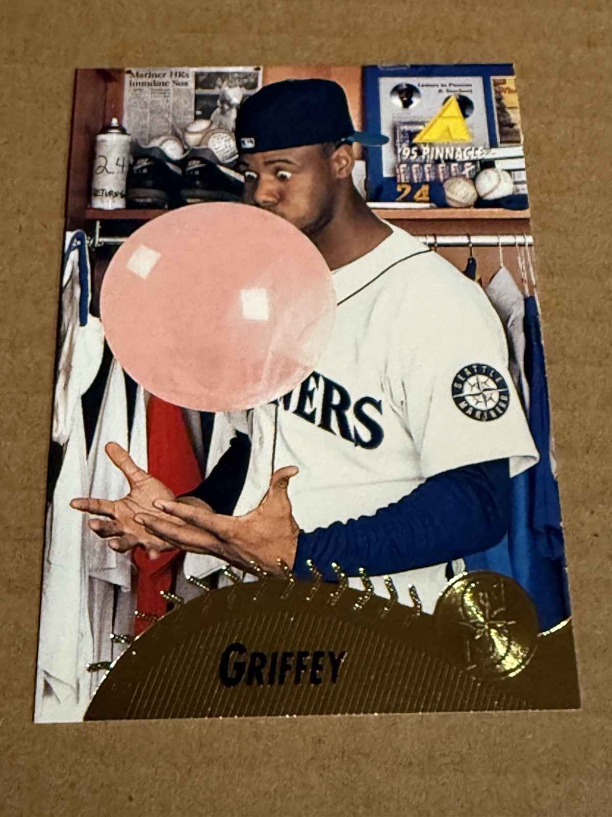 1995 Pinnacle #128 Ken Griffey Jr. Blowing Bubble The Kid Seattle Mariners NM MT