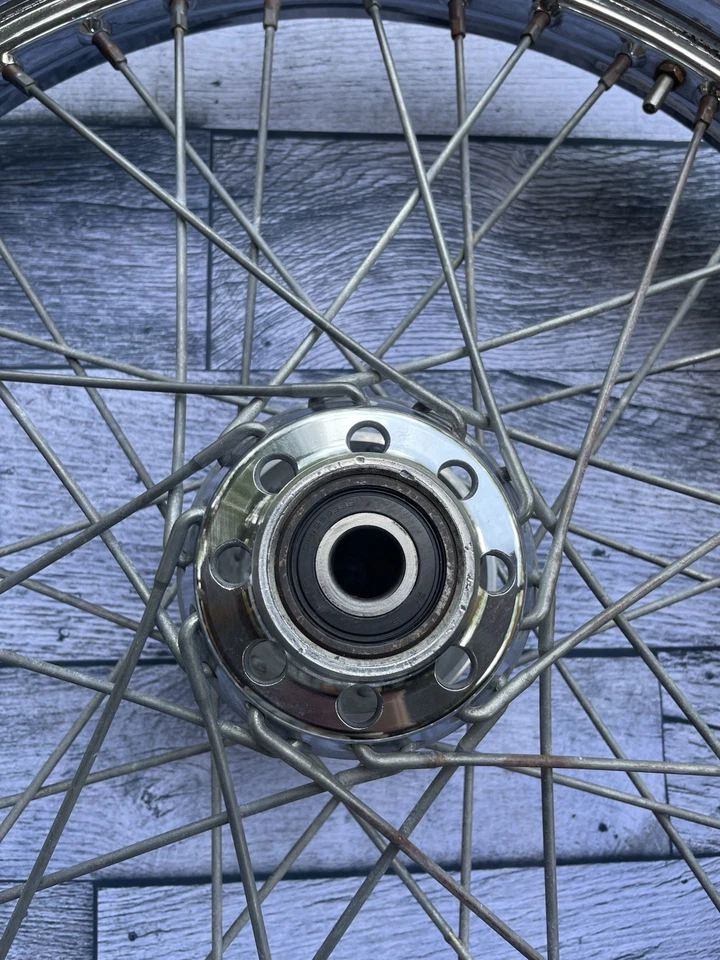 Llanta y neumático Harley Davidson Softail & Dyna Wide Glide cromados 21" Foto 4 de 4